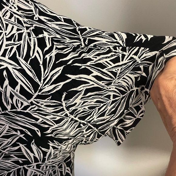 LOFT Black and White Leaf Print Kimono size medium - Picture 3 of 9